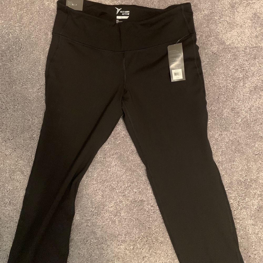 Old Navy Active mid-rise fitted crop